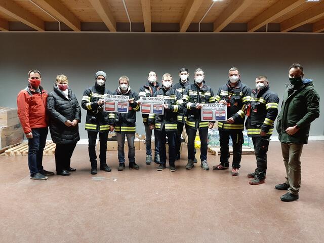 Hilfe durch die Freiwillige Feuerwehr Deutsch Kaltenbrunn beim Beladen der LKWs | Foto: Foto: T. König