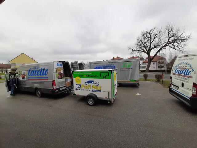 Die Firma Graf Carello stellte Kleintransporter zur Verfügung, hier bei der Abfahrt aus Ruderdorf | Foto: Foto: T. König