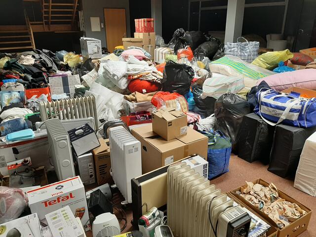 Einige der unzähligen Hilfsgüter im Lager in Rudersdorf | Foto: Foto: T. König