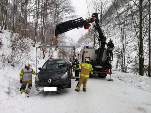 Die Fahrt endete für einen Pkw-Lenker auf der Rettenbachalmstraße im Straßengraben. Das Fahrzeug musste von der Freiwilligen Feuerwehr geborgen werden. | Foto: ff-badischl.at