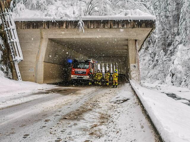 Die Feuerwehr sorgte für freie Fahrt – es gab beim Steinschlag glücklicherweise keine Verletzten!