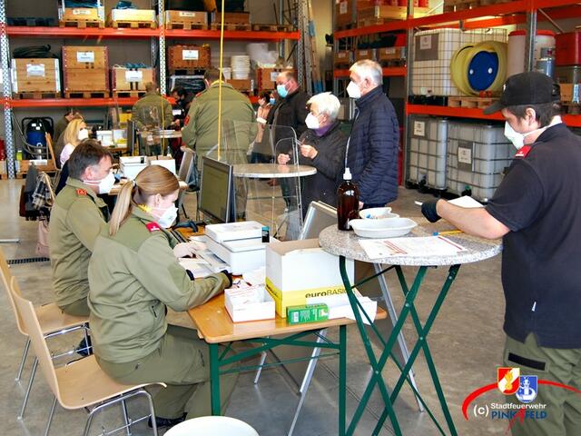 Die Stadtfeuerwehr Pinkafeld unterstützt die Teststation in ihrem Feuerwehrhaus. | Foto: Stadtfeuerwehr Pinkafeld