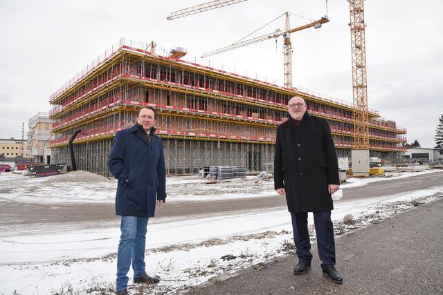 Der Neubau des ÖBB-Bildungscampus geht in die nächste Bauphase. Demnächst ist der Rohbau im Außenbereich fertiggestellt, dann beginnt der Innenausbau. In dieser Zeit werden rund 300 Personen täglich auf der Baustelle tätig sein.
 | Foto: Josef Vorlaufer