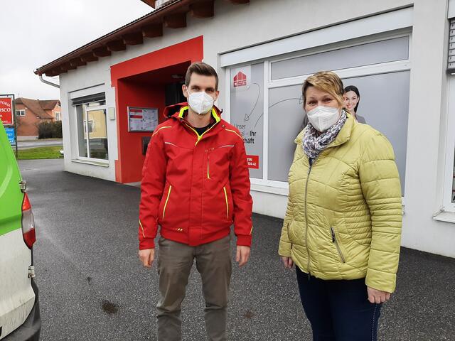 Bürgermeisterin Andrea Reichl und der künftige Amtsleiter Patrick Fuchs aus Deutsch Kaltenbrunn beim Entladen der Hilfsgüter | Foto: Foto: T. König