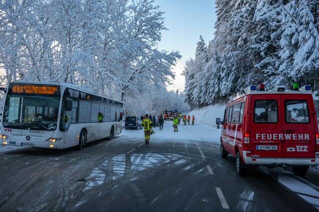 Auf einem Teilstück der Götzner Landesstraße kam es zu Verwehungen – ein Unfall war die Folge! | Foto: zeitungsfoto.at