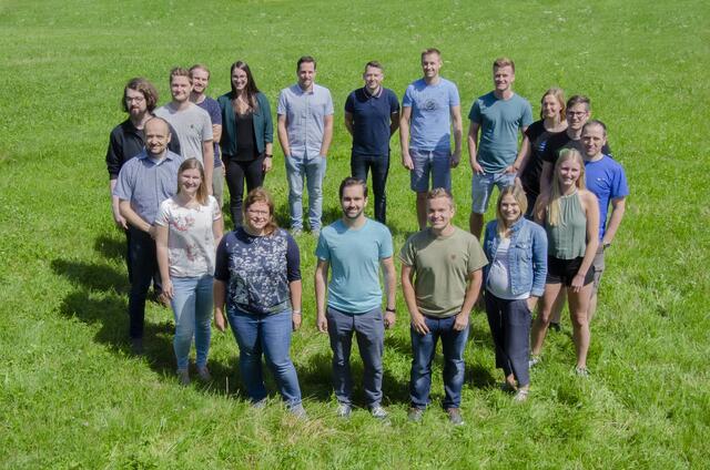 Ein Teil des Combeenation-Teams. Die Mitarbeiter des Sarleinsbacher Unternehmens können sich über flexible Arbeitszeiten und viele weitere familienfreundliche Maßnahmen freuen. | Foto: Combeenation