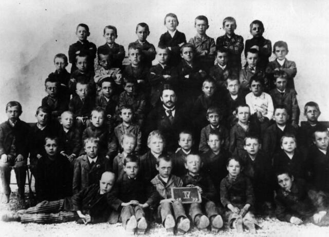 Ab 16. April befasst sich das Nordico Stadtmuseum in einer Zusammenarbeit mit dem Haus der Geschichte NÖ mit den frühen Jahren Adolf Hitlers.  | Foto: Österreichische Nationalbibliothek
