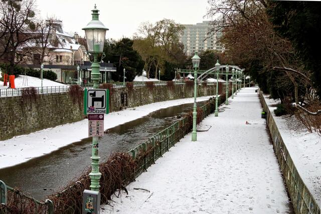 Die Wienflusspromenade, flussaufwärts gesehen, gegenüber die Meierei im Stadtpark (dort findet man das "Steirereck").