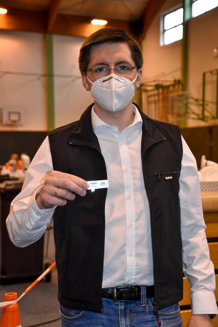 Herzogenburgs Vizebürgermeister Richard Waringer mit einem Coronatest in der Hand. | Foto: Archiv/Schlüsselberger