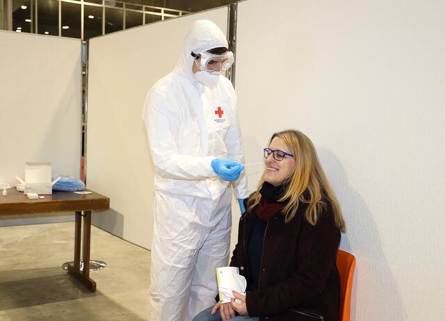 Massentest: Landesrätin Ulrike Königsberger-Ludwig lässt sich in Amstetten testen.