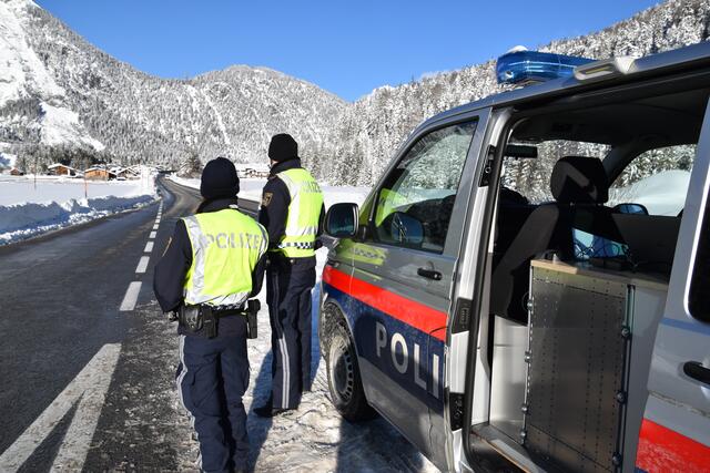 Lokalaugenschein am Samstag, 16.1. nahe Giessenbach: Nur wenige reisen an der Grenze in Scharnitz nach Tirol ein.