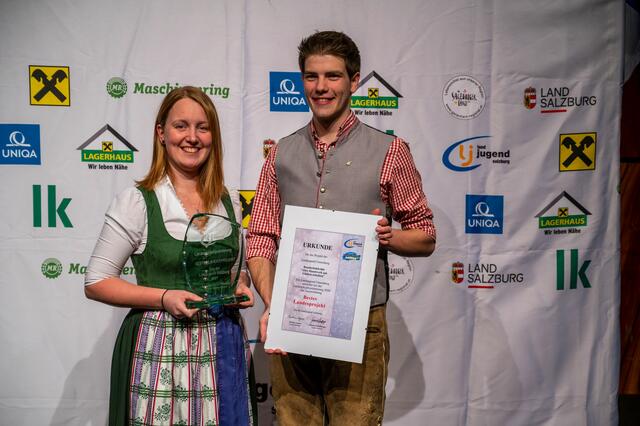 Die Landjugend Unternberg darf in Kürze diesen Pokal und diese Urkunde für das beste Projekt Salzburgs in Händen halten, den Landesleiterin-Stv. Angelika Moser und Landesobmann-Stv. Markus Ertl hier präsentieren. Die Überreichung folgt in den nächsten Tagen.