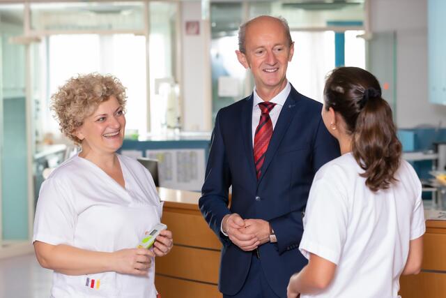 "Für mich war der Start nicht zuletzt dank des hervorragend eingespielten und engagierten Teams sehr angenehm", sagt Ivan Jukić (m.). Er ist seit 2020 neuer neen weltlicher Gesamtleiter das Krankenhaus der Barmherzigen Brüder Wien (KHBB).