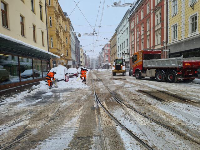 Der städtische Straßenbetrieb hat das geringere Kfz-Verkehrsaufkommen am Wochenende genutzt, in der Innenstadt Schnee zu verladen und abzutransportieren.