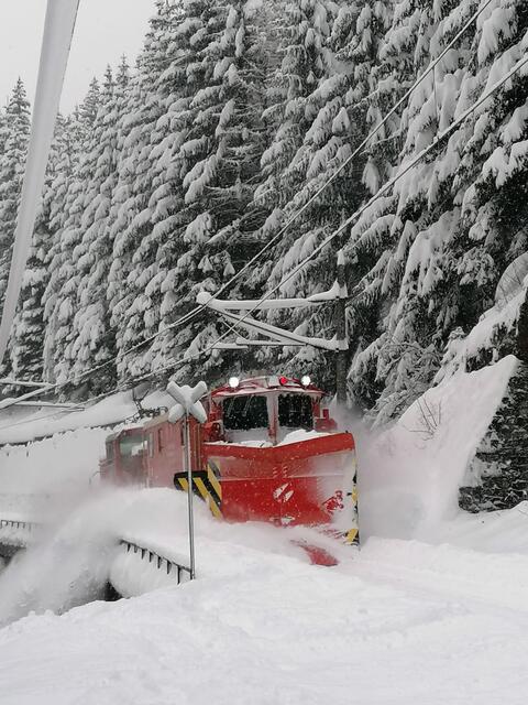 Vor der Freigabe der Arlbergbahnstrecke mussten enorme Schneemengen beseitigt werden.