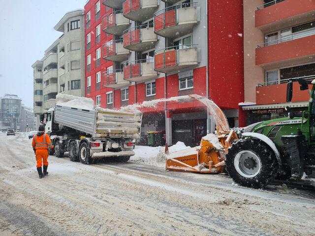 Mit der Schneefräse geht es besonders schnell. Die Schneemengen zu bewältigen dauert allerdings noch einige Tage.