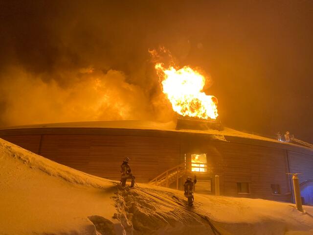 Das Crosspoint in Hochgurgl steht in Vollbrand | Foto: ZOOM.TIROL