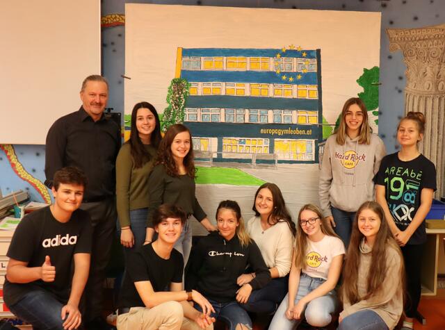 Schülerinnen und Schüler der 6.A-Klasse haben im BE-Unterricht einen möglichen Entwurf für die Fassade der Schule gestaltet.
