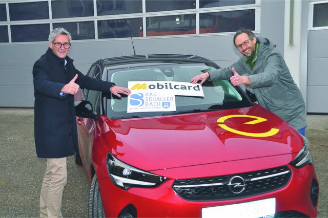 Bürgermeister Markus Brandlmayr mit Norbert Rainer und dem Carsharing-E-Corsa.