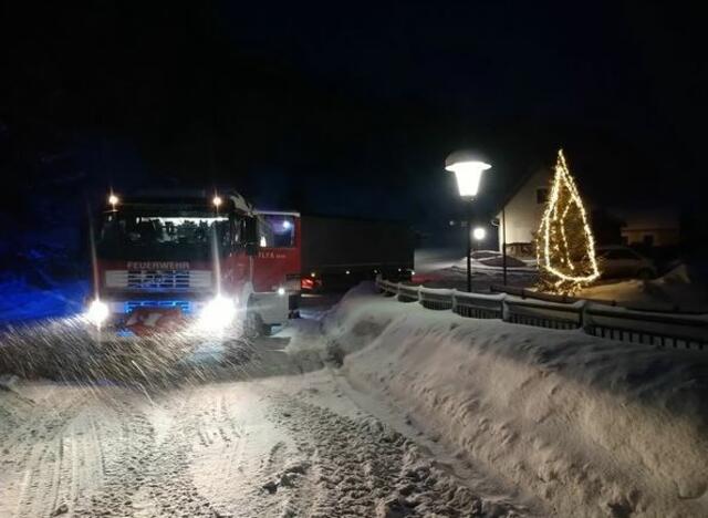 Die Feuerwehr schleppte den Lkw talwärts.