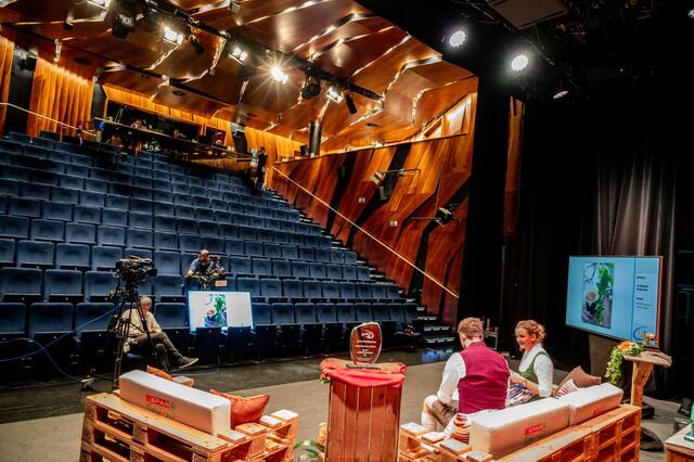 Die Landesleitung der Landjugen Salzburg, Johanna Schafflinger und Markus Aigner, moderierten  den Tag der Landjugend Salzburg, der heuer via Livestream aus dem "Oval – Die Bühne im Europark", kam. | Foto: Landjugend Salzburg