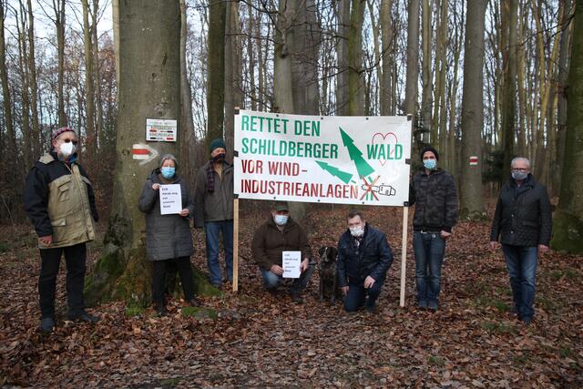 Die Bürgerinitiative ist gegen den Bau der Windanlage.  | Foto: Privat