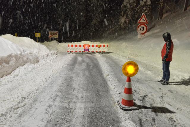 Im Bereich Haller hat eine kleine Lawine die Straße verlegt - eine Straßensperre war notwendig.