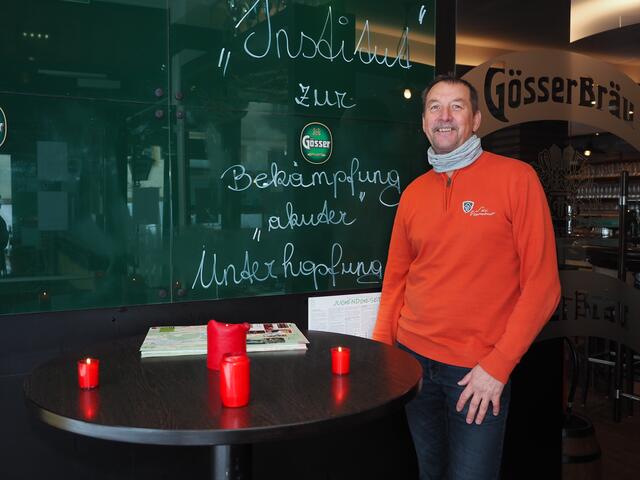 Grabkerzen statt Biergläser: Der Leobener Gösser-Bräu-Wirt Walter Trippolt bei der Protestaktion "5 vor 12 – wir öffnen wieder". | Foto: Gaube