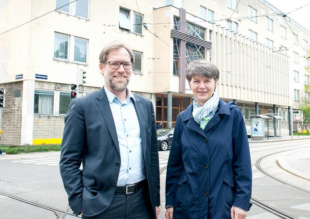 Beim Lokalaugenschein: Alexander Bodmann, der geschäftsführende Caritas-Direktor und Silvia Nossek, die grüne Bezirkschefin. | Foto: Caritas Wien