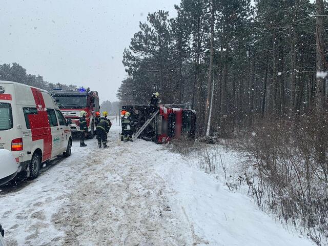 Unfall in Weikersdorf, Lenker im Krankenhaus.