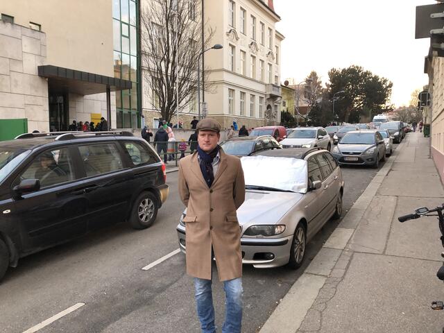 Matthias Friedrich (SPÖ), stellvertretender Bezirksvorsteher, hat sich von der Situation in der Steinlechnergasse ein Bild gemacht. | Foto: Berger