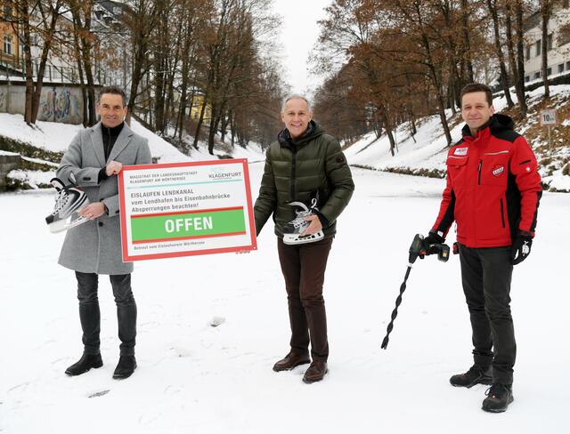Vizebürgermeister Jürgen Pfeiler mit Mario Polak vom Sportamt (links) und Rene Rippan vom Eislaufverein Wörthersee bei der letzten Überprüfung des Lendkanals.