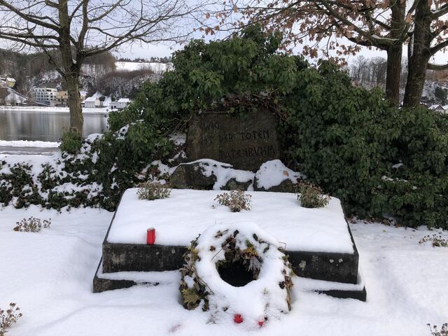 Steintafel am Kriegerdenkmal in Aschach mit der Aufschrift "Ewig ist der Toten Tatenruhm".