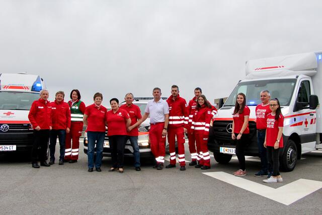 Luipersbeck mit einigen engagierten Mitarbeiterinnen und Mitarbeiter aus den zahlreichen Leistungsbereichen des Roten Kreuzes.
(Das Foto entstand bereits vor der Covid-19 Krise) | Foto: Ines Steiner