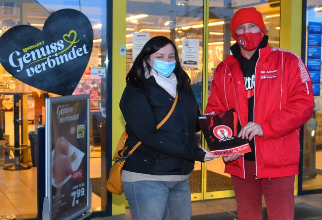 Nicole Michlak, Marktleiterin des Unimarkts in Altheim übergab die erste Ausgabe des Stickeralbums an den Präsidenten des Sportklubs Altheim Ernst Buchleitner.

 | Foto: Vorich