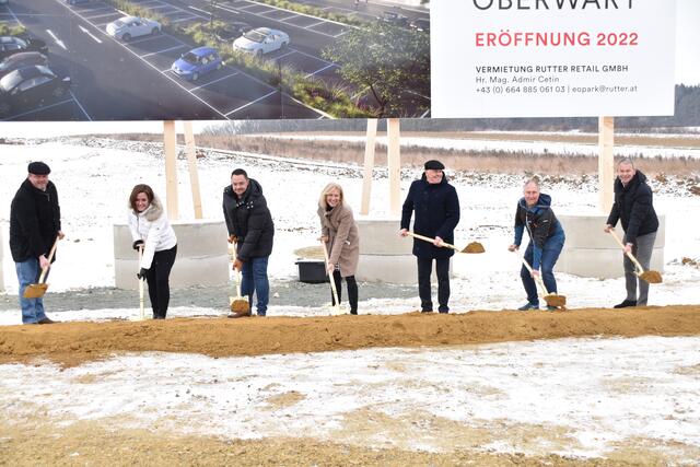 Der Spatenstich fürs 45 Millionen Euro-Projekt erfolgte Montagvormittag: Roland Poiger, Melanie und Jürgen Urschler, Alexandra Wieseneder, Georg Rosner, Bernhard Pilz und Stefan Rutter | Foto: Michael Strini