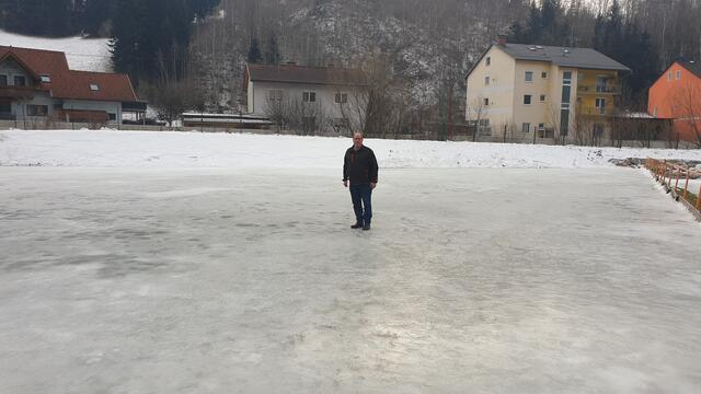 Eismeister Günther Vallant am rund 1.500 Quadratmeter Platz in Frantschach-St. Gertraud.