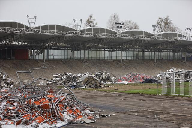 "Lost place" inmitten der Landeshauptstadt: Die Gugl vollzieht gerade ihren Fassadenwechsel. | Foto: Reischl