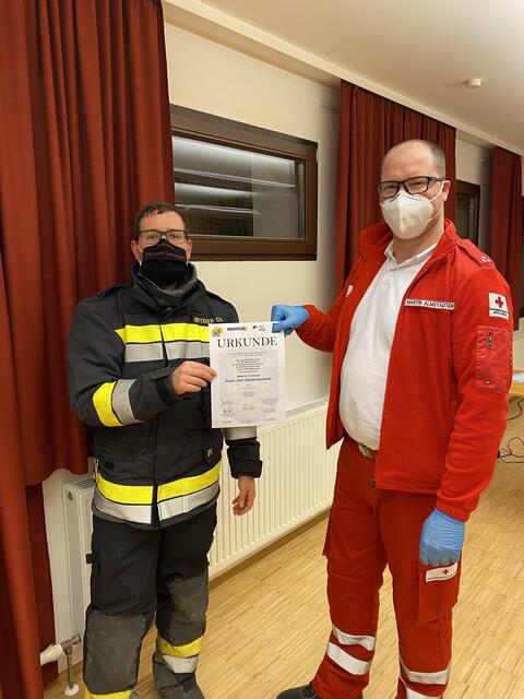 Christoph Mitterer bekommt seine Urkunde von Bürgermeister Martin Almstädter. | Foto: Gemeinde Petronell-Carnuntum 