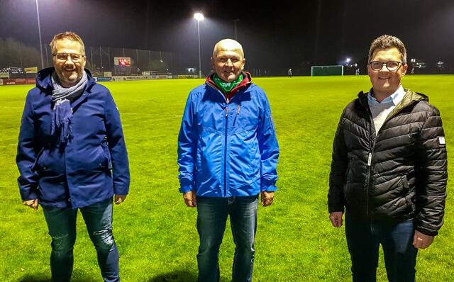 Askö-Mühlviertel-Vorsitzender LAbg. Michael Lindner (re.) sponserte beim Spiel gegen SK Admira Linz den Matchball, auch der „alte“ Obmann Christoph Gaßner wurde von seinem Nachfolger Harald Resch bei diesem Heimspiel verabschiedet.