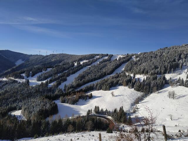 Wintermärchen am Gaberl. Die Wintersportler aus dem Großraum Graz kommen in Scharen.