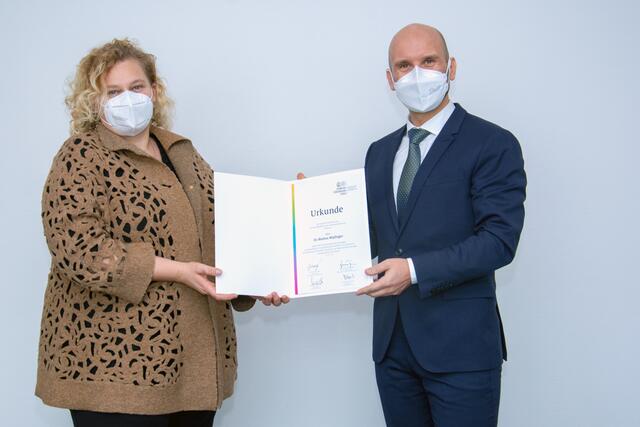 Elisabeth Bräutigam, Ärztliche Direktorin Ordensklinikum Linz Barmherzige Schwestern, überreichte unter anderem Markus Wiplinger von der Abteilung Plastische Chirurgie die Ernennungs-Urkunde.
