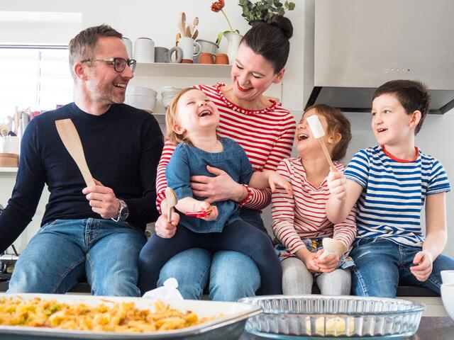 Vater Mathias Meissel, Mutter Olivia Trombitas-Meissel und die Kinder Alma (5), Mathilda (9) und Caspar (11) kochen und essen gemeinsam als Familie.  | Foto: Styria Verlag 