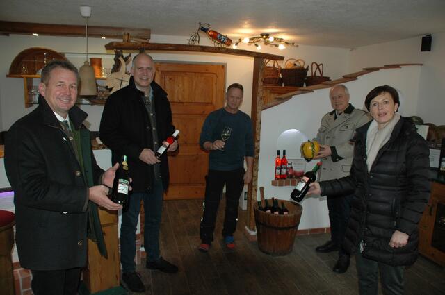 Bauernbund gab sich ein Stelldichein bei einem Besuch am Betrieb von Jungbauer Norbert Brauchart in St. Peter im Sulmtal: Landwirtschaftskammer-Präsident Franz Tietschenbacher, Bezirkskammerobmann Christian Polz, Norbert Brauchart, Landesobmann LR Johann Seitinger und Landwirtschaftskammer-Vize-Präsidentin Maria Pein.