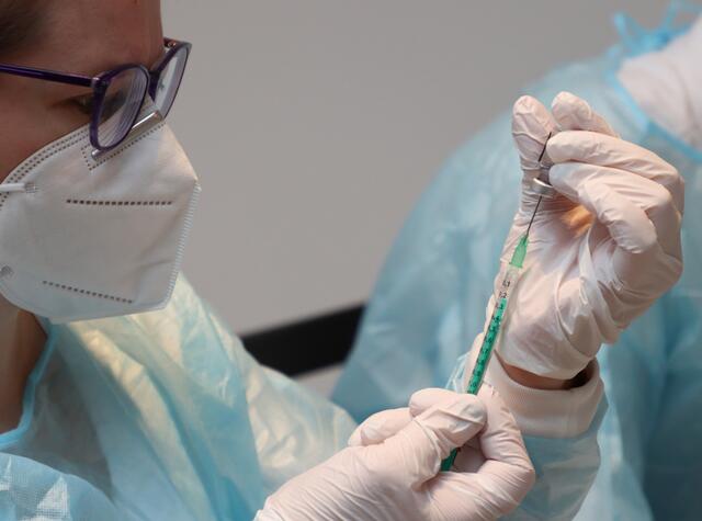 Übrige Impfdosen wurden in Altenheimen in Kirchbichl und Langkampfen an Gemeindemitarbeiter verimpft, was zu Kritik führte. Der Langkampfener Dorfchef verteidigt die Entscheidung: man habe unter Zeitdruck handeln müssen und in Windeseile systemrelevante Personen "zusammengetrommelt".