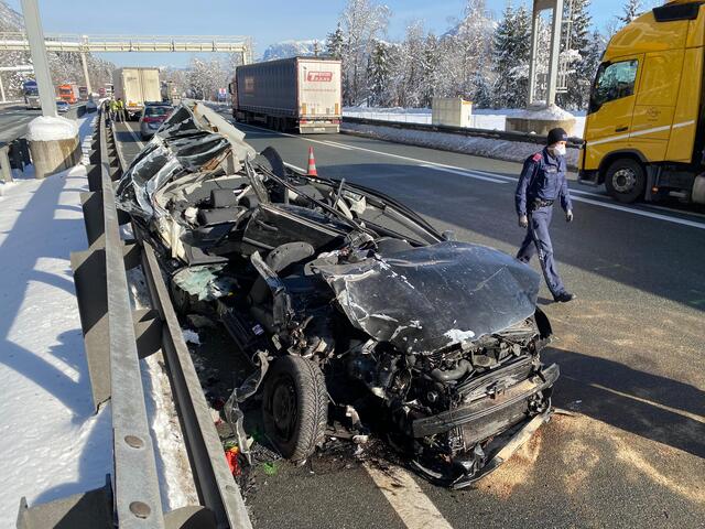 Am 19. Jänner überlebte ein 25-jähriger Mann aus dem Bezirk Kufstein mit schweren Verletzungen einen schlimmen Unfall auf der A12 bei Angath. Er fuhr mit seinem Pkw aus unbekannter Ursache auf einen Lkw auf.