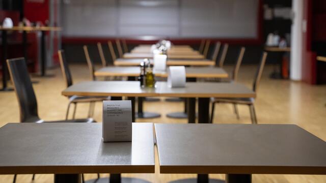 Hinweise in der offenen Kantine des Landestheaters: Mitarbeiter haben zugewiesene Zeiten, in denen sie die Kantine nutzen können und die Anzahl der Personen, die sich dort aufhalten können wurde drastisch reduziert. | Foto: Andrea Leichtfried
