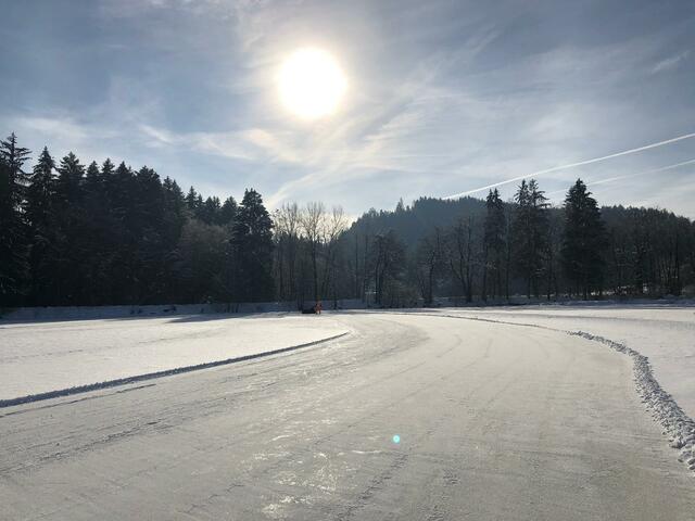 Der Flatschacher See ist mit heutigem Tag für das Eislaufen freigegeben.
