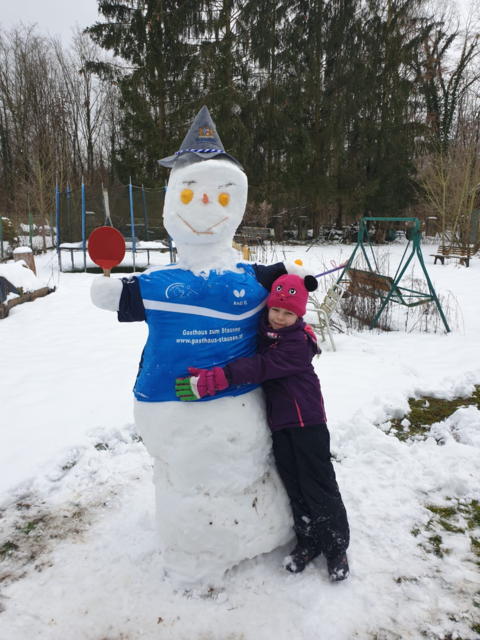 Der vereinsinterne Gewinner-Schneemann mit seiner Erbauerin Lara. | Foto: Andreas Grurl