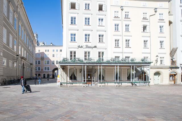 So verwaist kennt man das Café Tomaselli in "normalen" Zeiten nicht. | Foto: Neumayr